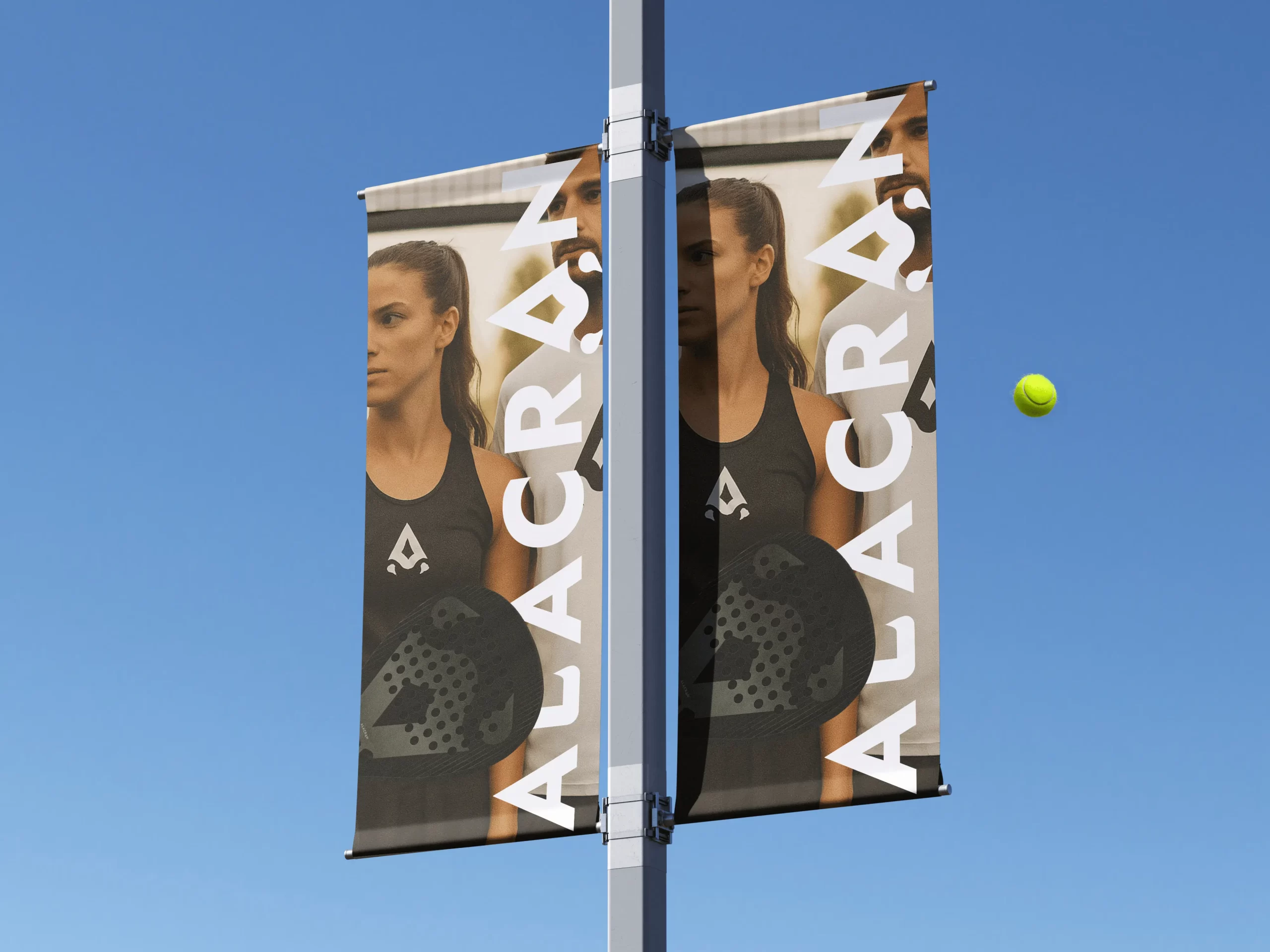 Aplicación del branding visual de Alacrán en comunicación exterior, destacando su impacto y reconocimiento en el sector del pádel.